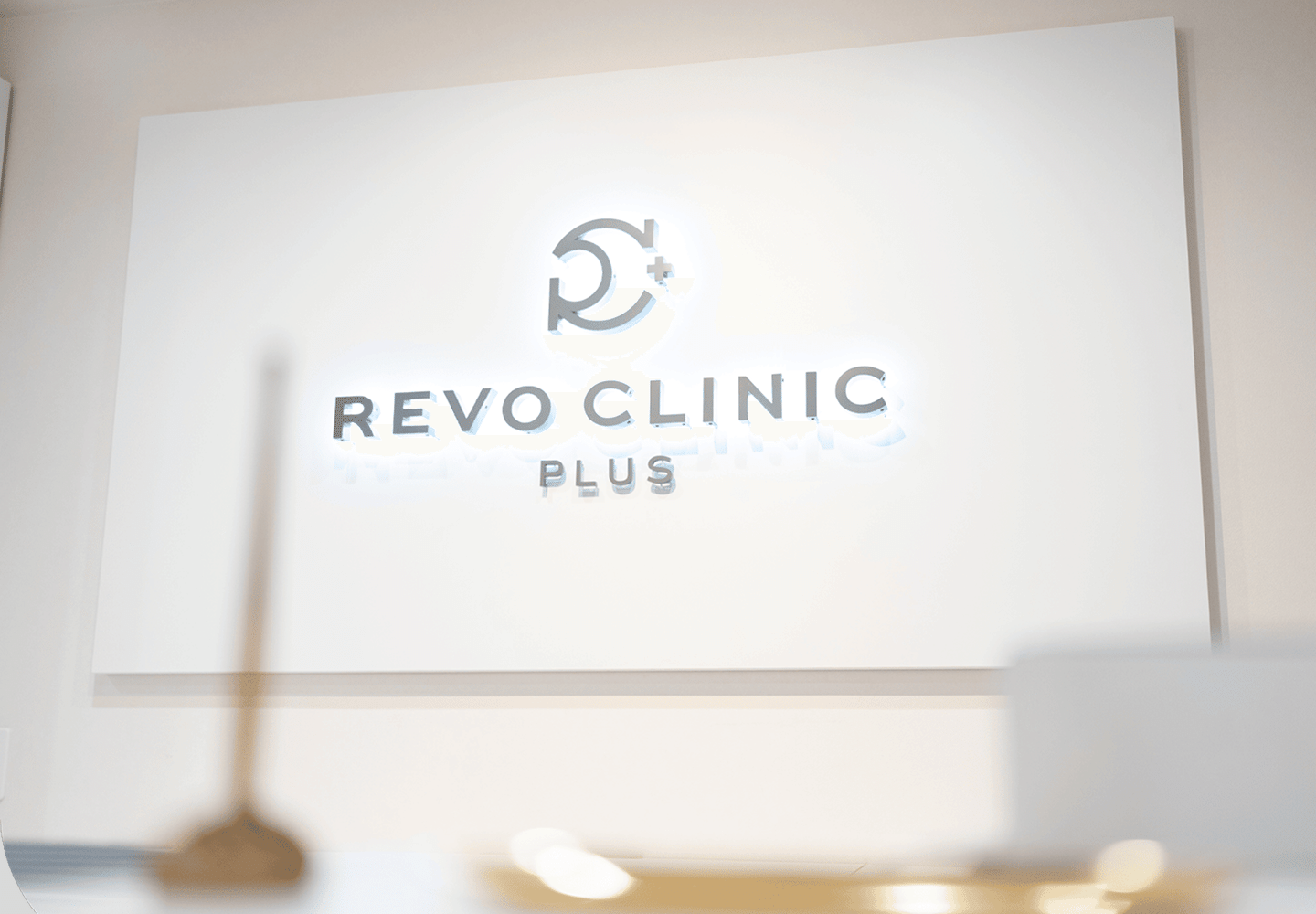 REVO CLINIC PLUSのブランドロゴ看板